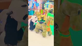 Bermain boneka jerapah dan panda jalan seru