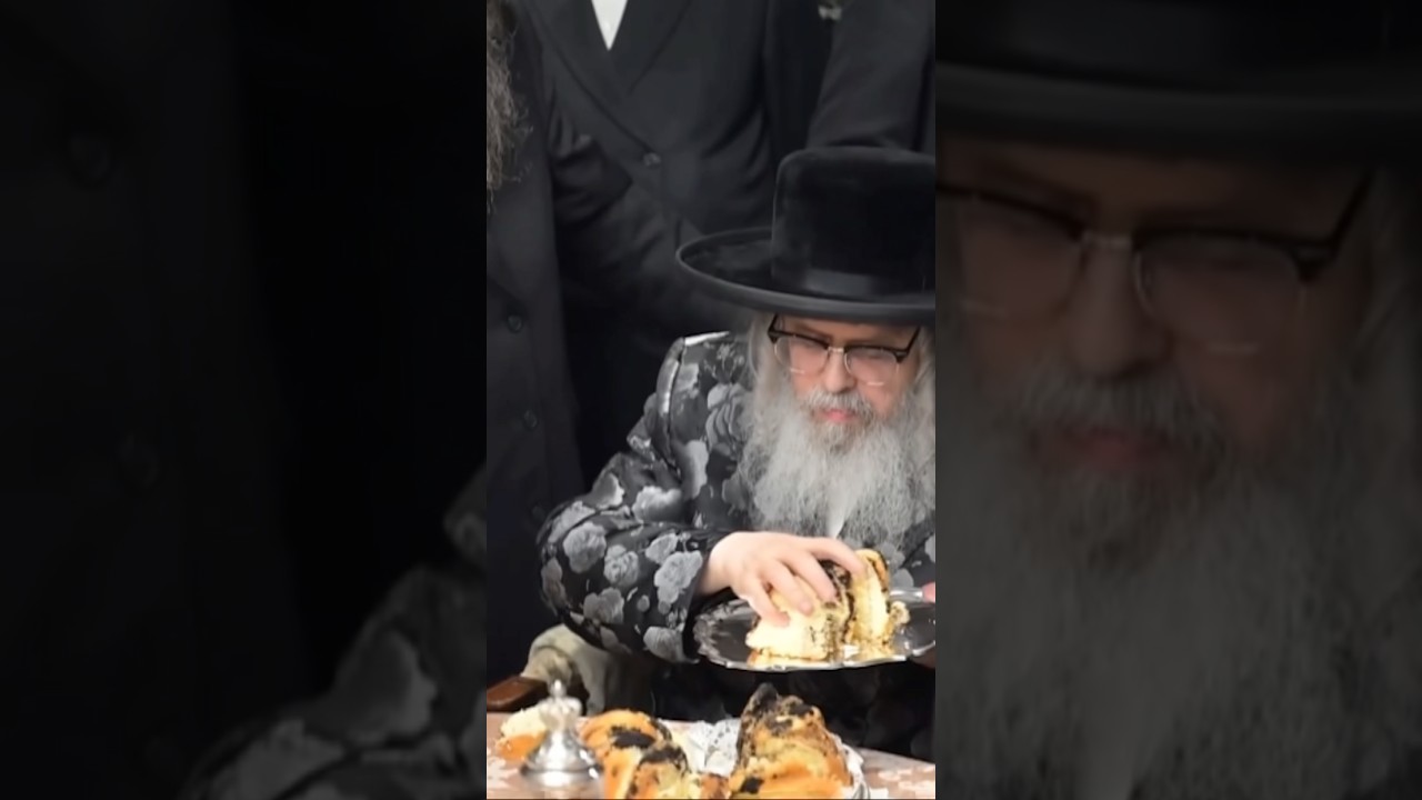 האדמו"ר מסאטמר בחלוקת שיריים לעשירים שתרמו לטובת הבנין החדש בקריית יואל