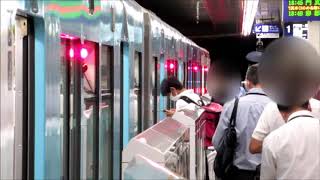 【乗降合図動画】千里中央駅　大阪モノレール　アルバイトの駅員さんが手で合図　警備員さんの立哨あり　電車の到着シーンが長め