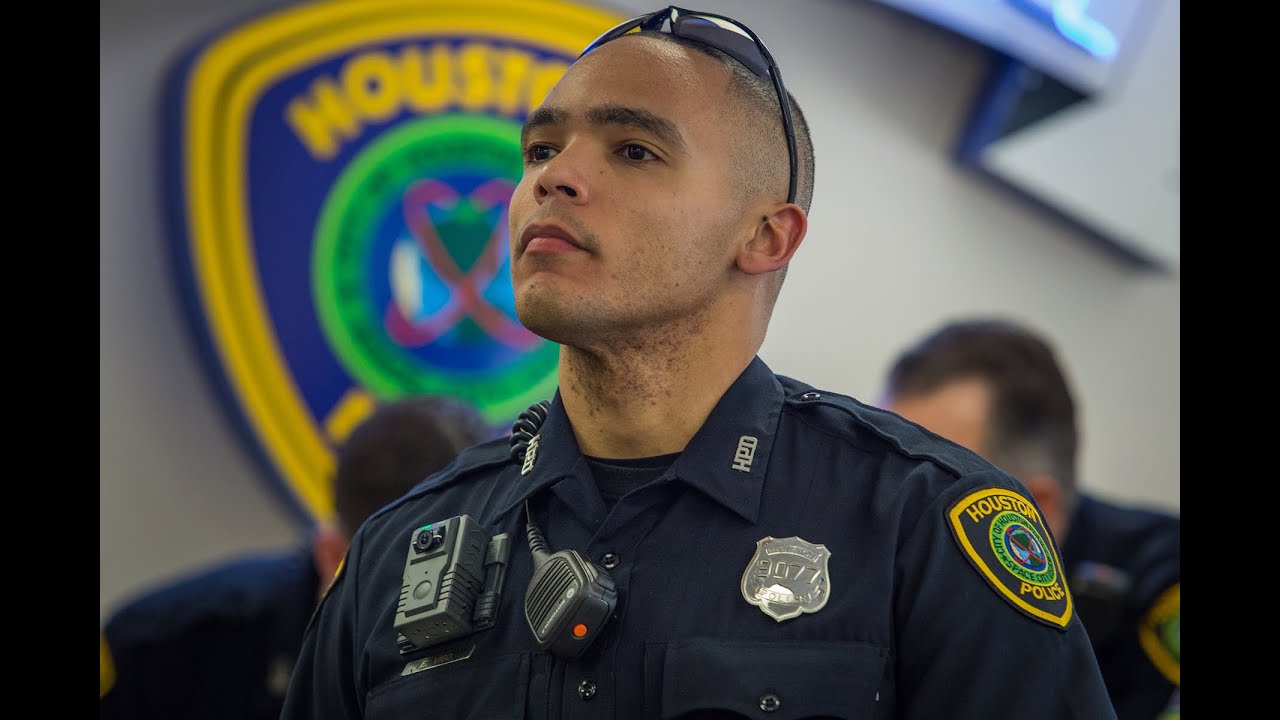 Houston PD deploys 4,100 WatchGuard VISTA body cameras - YouTube