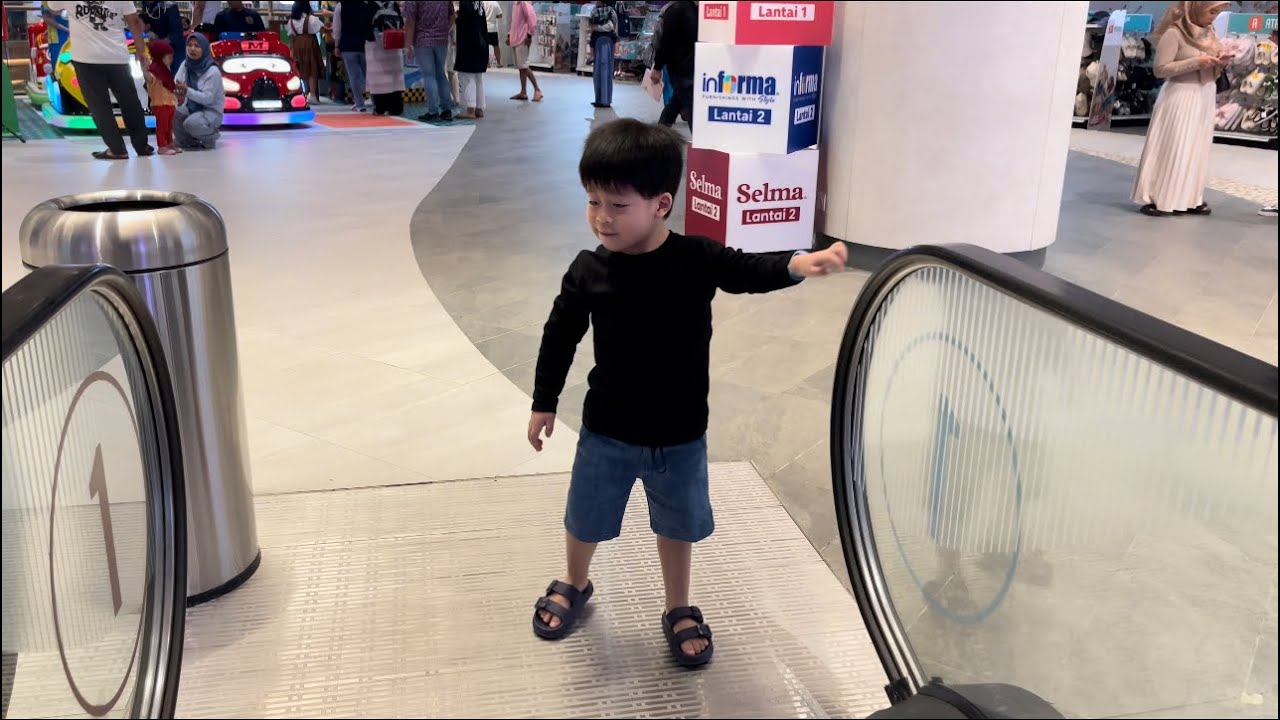 Sam Enjoy Eskalator di Living World Kota Wisata Cibubur #eskalator #livingworld #cibubur