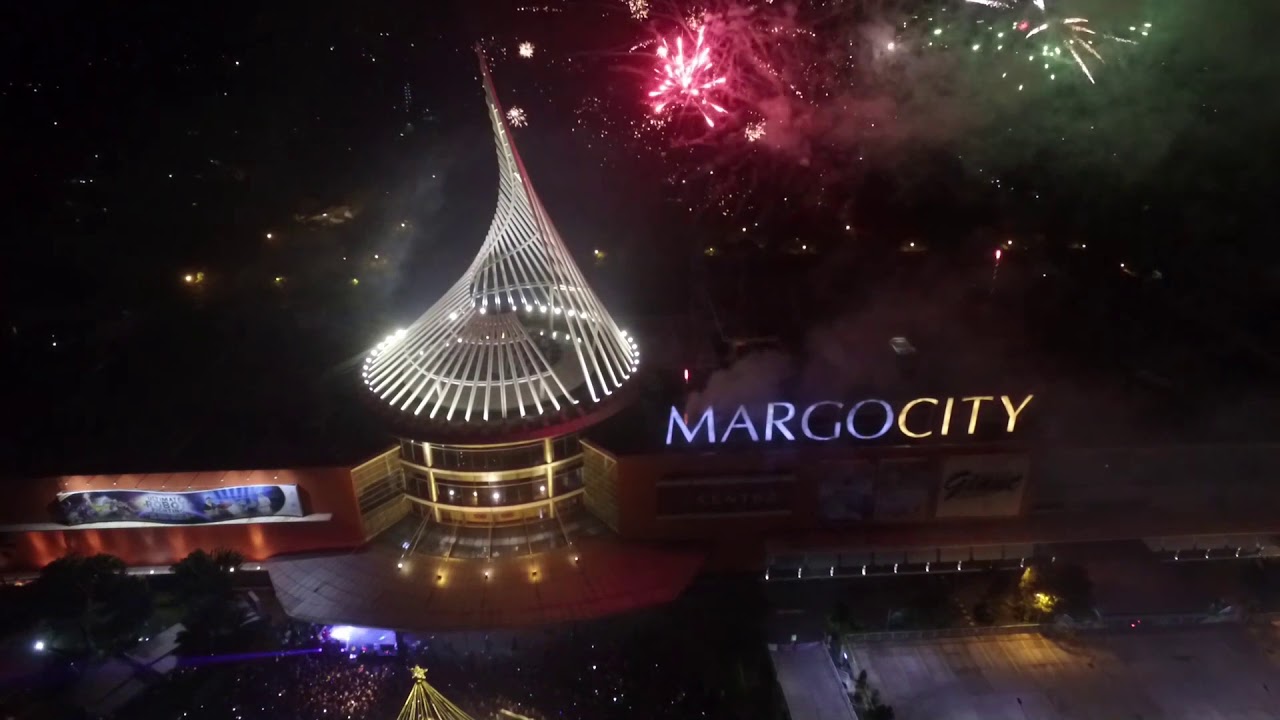 MARGOCITY DEPOK BERTABUR KEMBANG API