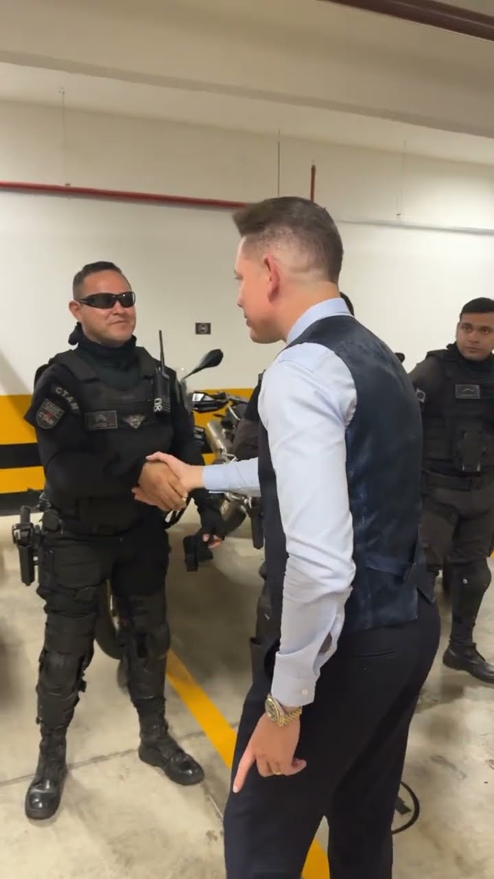 Os policiais e o bispo Bruno Leonardo