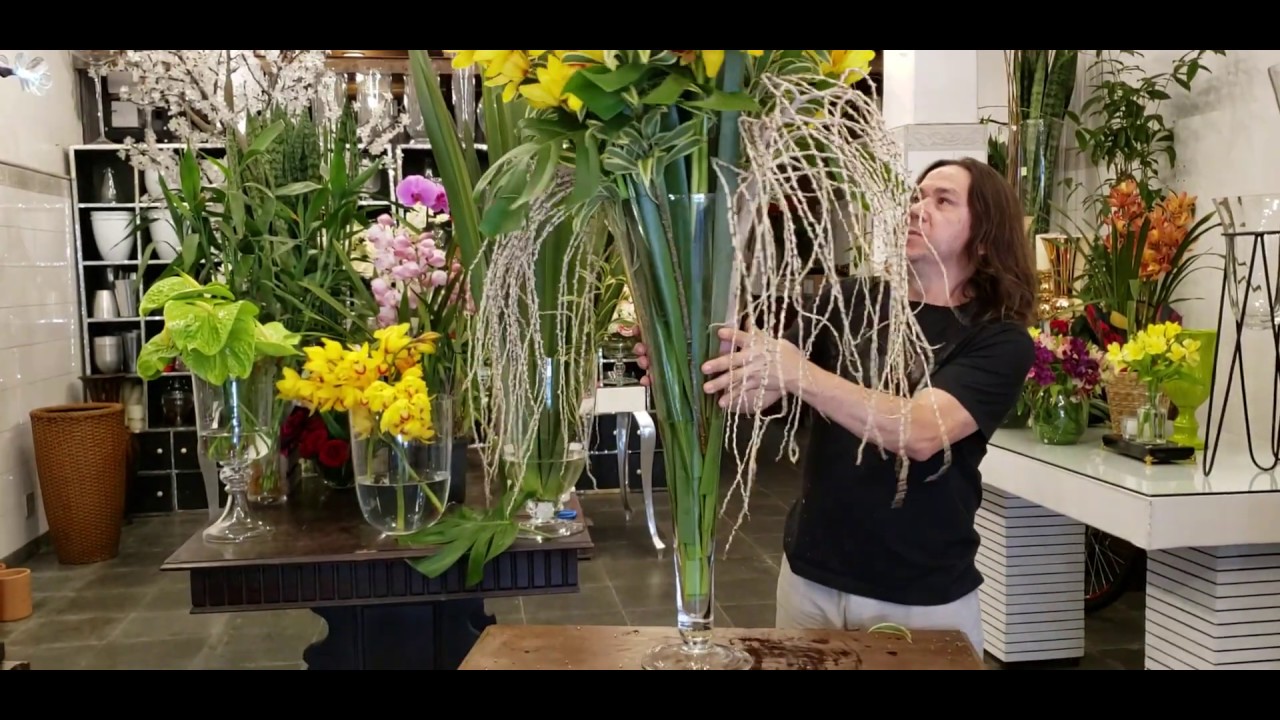 Aprenda como elaborar e executar um arranjo tropical para grandes ambientes, por Luis Evangelista