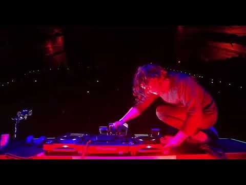 That Time Skrillex accidentally Synced his Mic Drop with the Bass Drop: