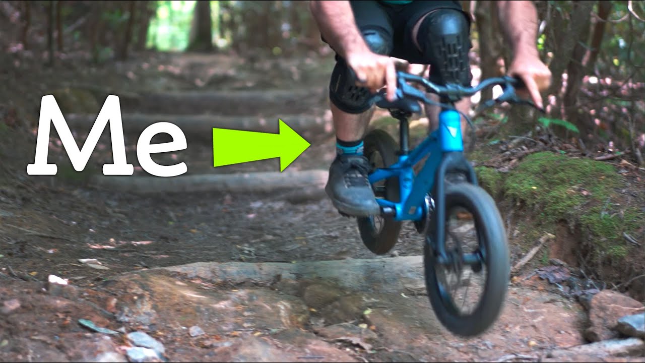 Езда на двух велосипедах, которые не помещаются — Tiny Bike Big Bike