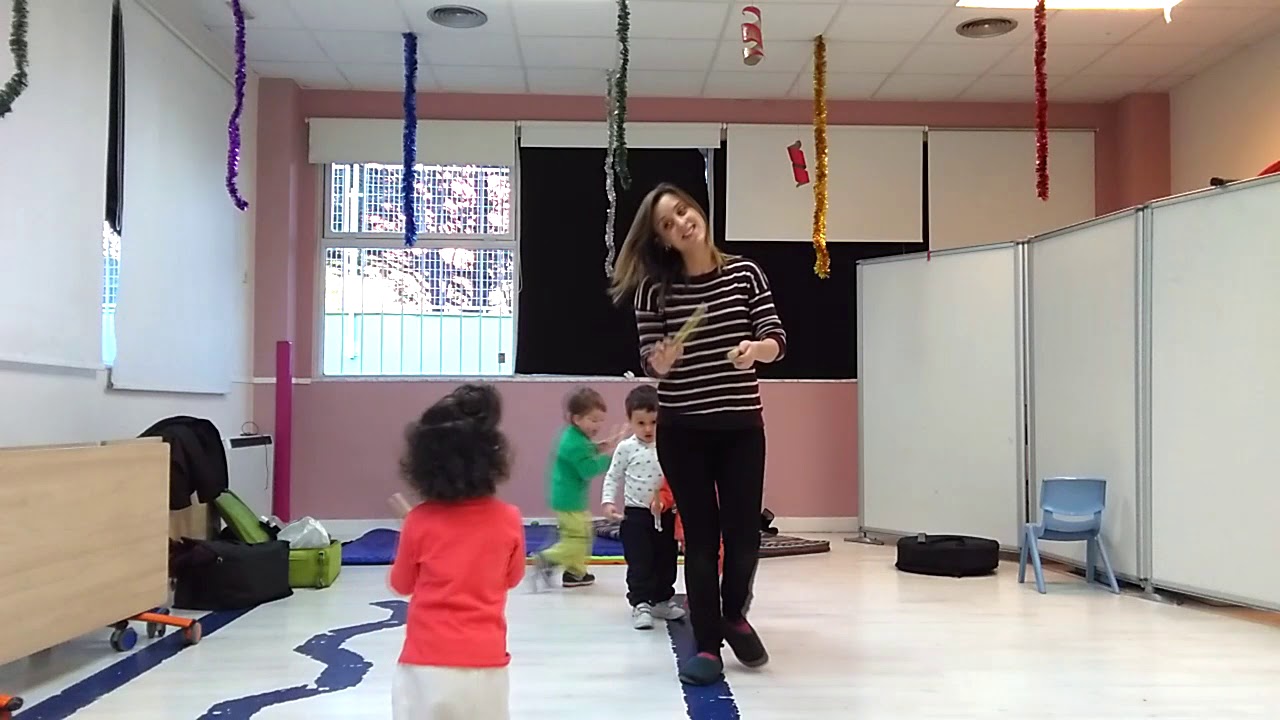 Andando andando, el niño va caminando