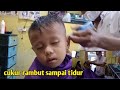 cukur anak kecil ngantuk hampir jatuh di kursi