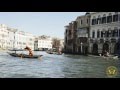 Rowing in Venice: Santas racing rowing boats on the Grand Canal of Venice | Venezia Autentica