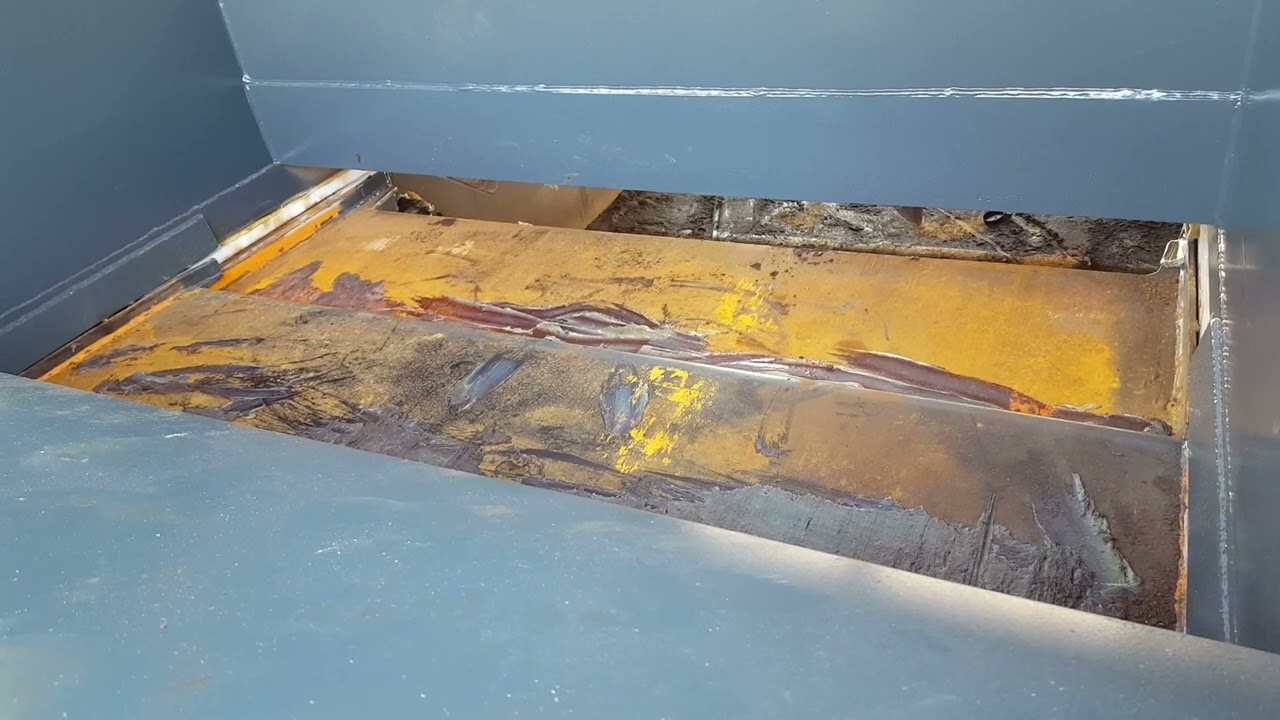 Presscontainer mit Pressschild (Schieberpresse) in Funktion