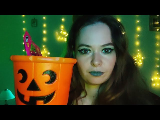 Asmr trick or treat!!! Showing you what i got for Halloween 🎃🎃🎃 (tapping, scratching,light triggers)