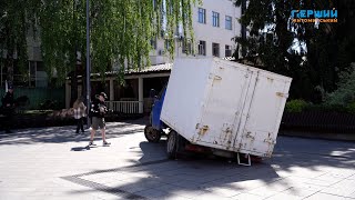 На пішохідній вулиці Михайлівський, у Житомирі, вантажівка провалилась під покриття фонтану