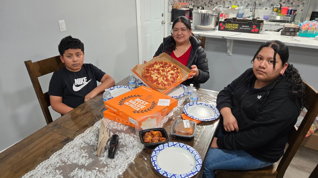 Disfrutando unas pizzas qué nos invita la amiga, suscriptora y seguidora 