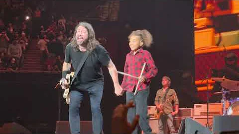Foo Fighters "Everlong"  w/ 11-Year-Old Nandi Bush...
