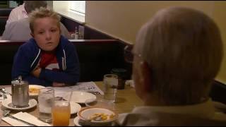 Opa kakt an die wand