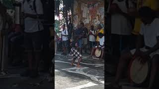 Gwoka à la rue piétonne, danseuse Juliana