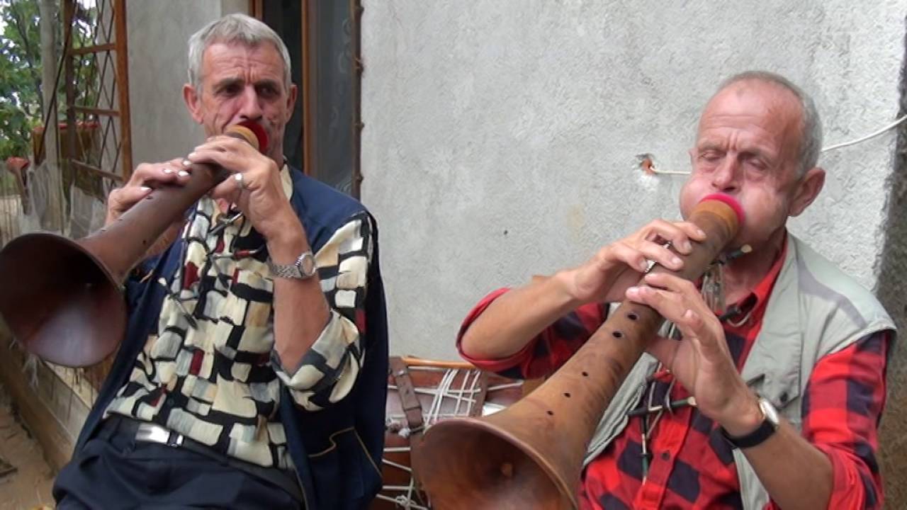 Mjeshtri i curles Ramazan Bera shoqeruar nga kolegu Mevlan Veizi.