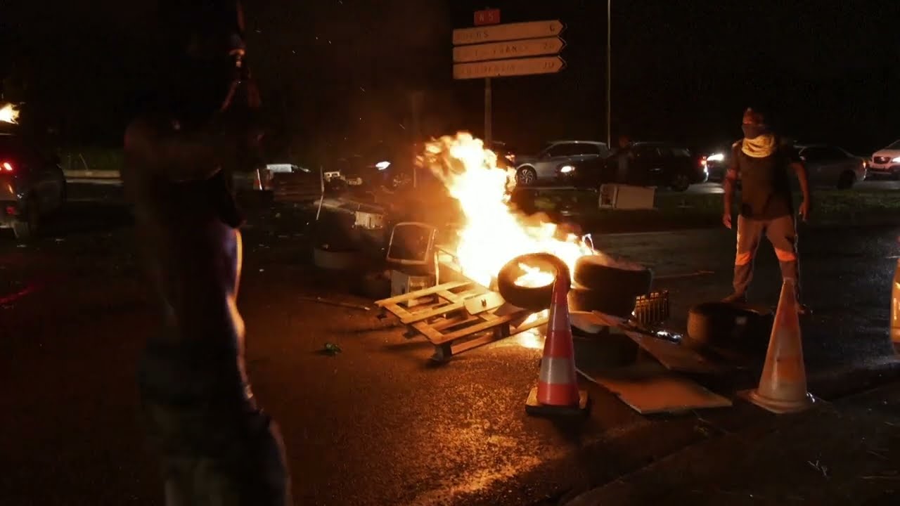 Martinique: nuit de violences, 12 gendarmes blessés | AFP