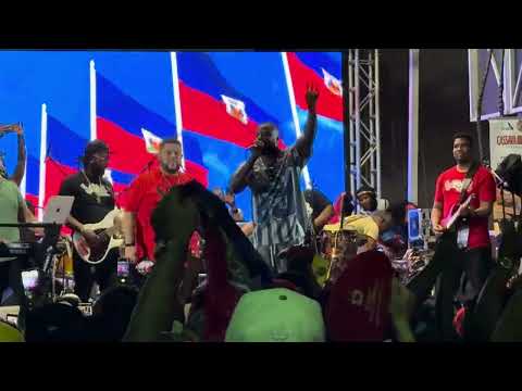 Kenny on stage with Vayb 