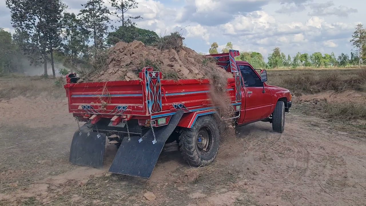 สุดโหดรถกระบะดั้มสายแบก นครลำดวน Excavator loading Truck