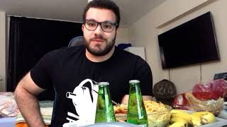 Tuna Tavus Bi̇r Orduluk Yemek Yi̇yor