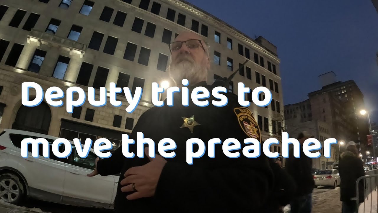 Представители торгового центра Huntington Center пытаются утверждать, что общественный тротуар на...