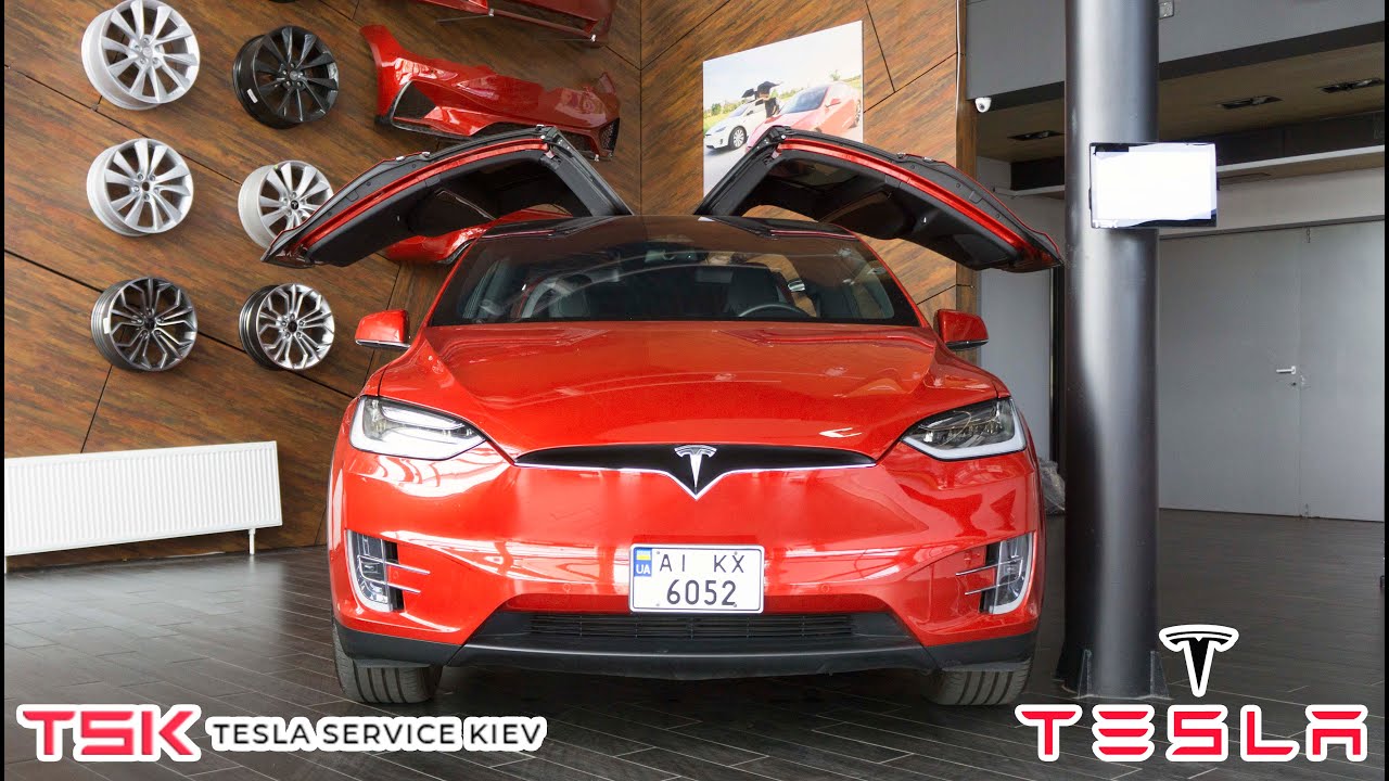 Tesla Model X - семейный флагман
