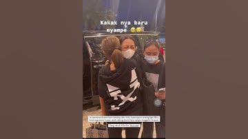 Thumbnail of Tangis Erika Carlina Pecah saat tiba di rumah duka Laura Anna