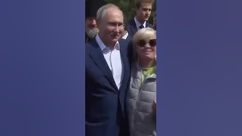 Путин СНОВА ЗАЖИМАЛ женщин в толпе