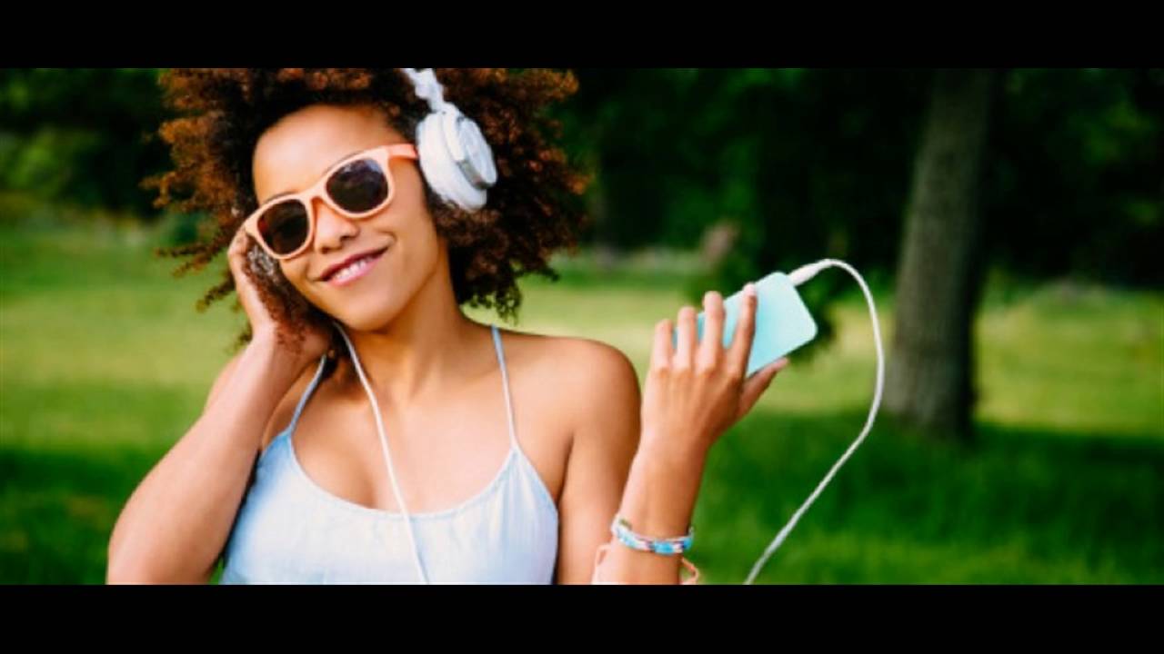 I really like listening to music. человек в наушниках с телефоном. музыка и человек. девушка в наушниках. наушники сток.