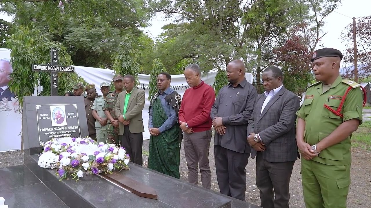 RC MAKONDA ALIVYOTEMBELEA KABURI LA HAYATI EDWARD LOWASA NYUMBANI KWAO MONDULI