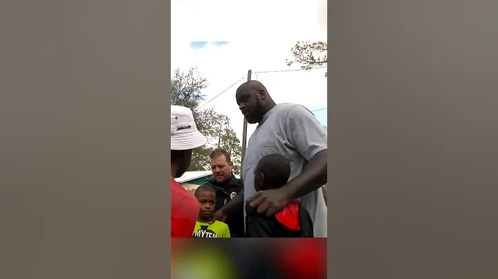 Shaquille O’Neal Surprises Kids During Basketball Game With Police - Heartwarming Moment ❤️ #shorts