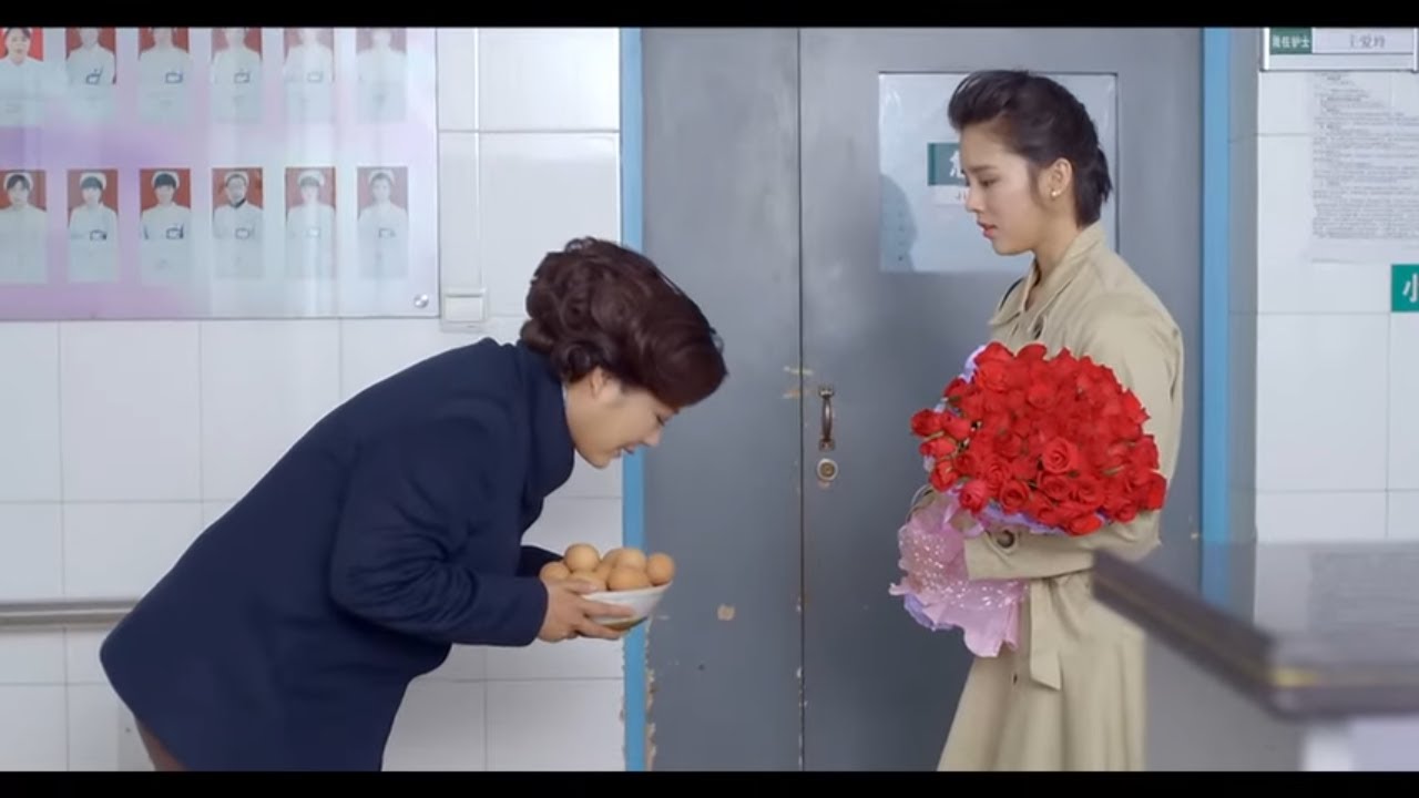 兒子臨死前希望見初戀女友一面，親口向她表白，母親在門外向女孩深深一鞠躬