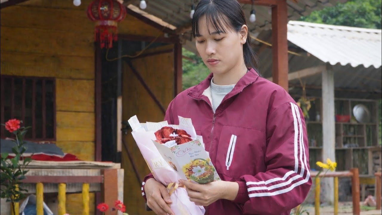 After a hard day's work, Tu Yen was happy to receive a gift from the CEO on a special day.