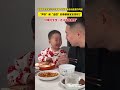 爸爸假意夹走儿子的草莓,实际要拿走他盘里的鸡腿