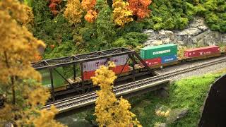 N-SCALE NS EB DOUBLESTACK WITH MID TRAIN DPU  2