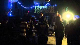 Isma Rudean - Live In Grunge Fest 2011 (Ratu) @ Gudang Noisy  14th May 2011