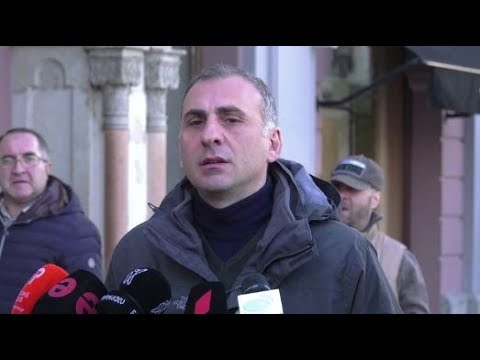 ამ მოსიარულე ნაგვის,  ადგილია სანაგვეზე,  - ელისიაშვილი კუხიანიძეზე