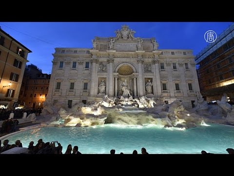 Video: Selfie-beroucí Turisté Začínají Rvačku U Římské Fontány Trevi