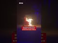Ballerina prende fuoco durante lo spettacolo: si tuffa nel fiume e si salva