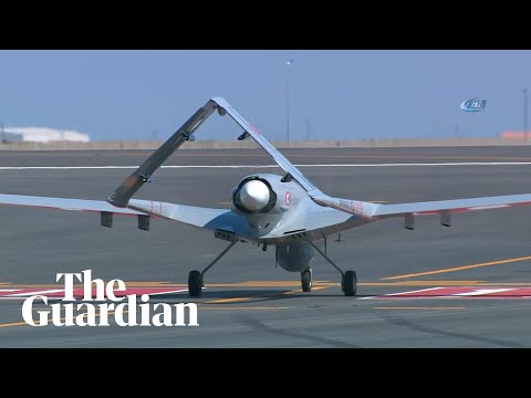 Bayraktar TB2 flight at a Turkish military show in 2018 - Bayraktar TB2 flight at a Turkish military show in 2018