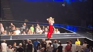 Download lagu Florrie - Kissing In The Cold (O2 Arena, London, 26.06.2024)