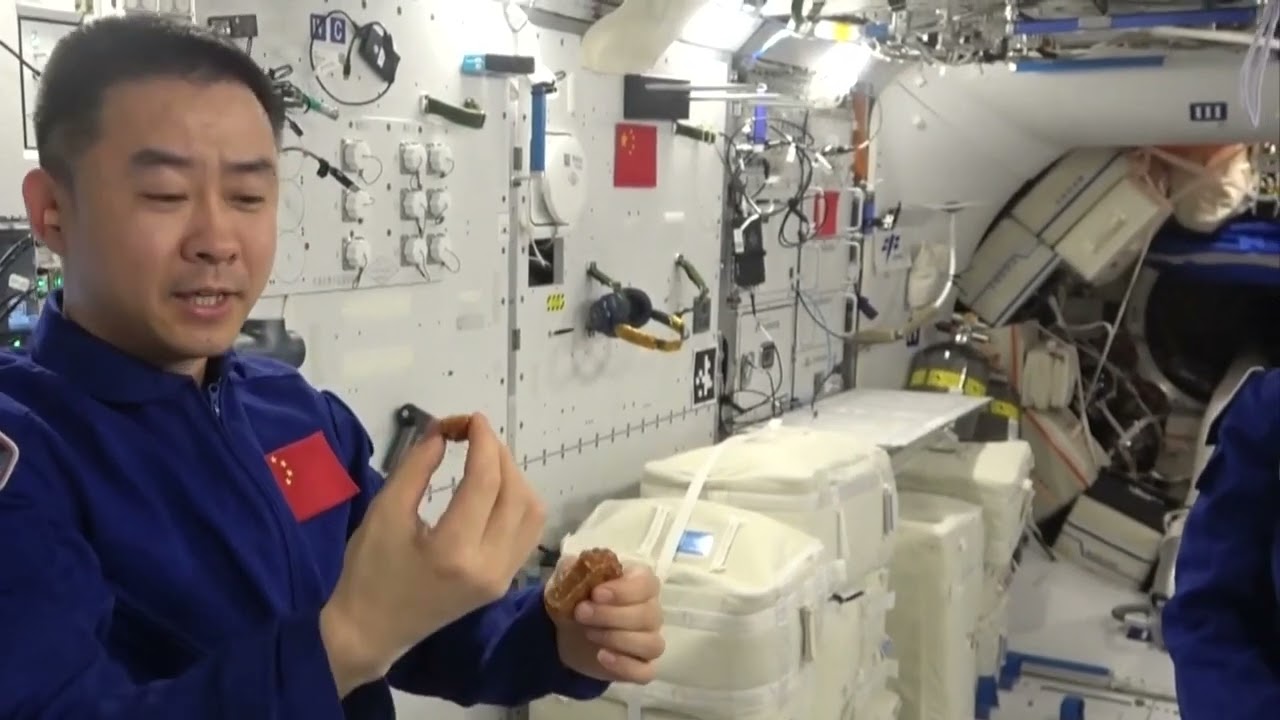 Праздник середины осени отметили на орбите