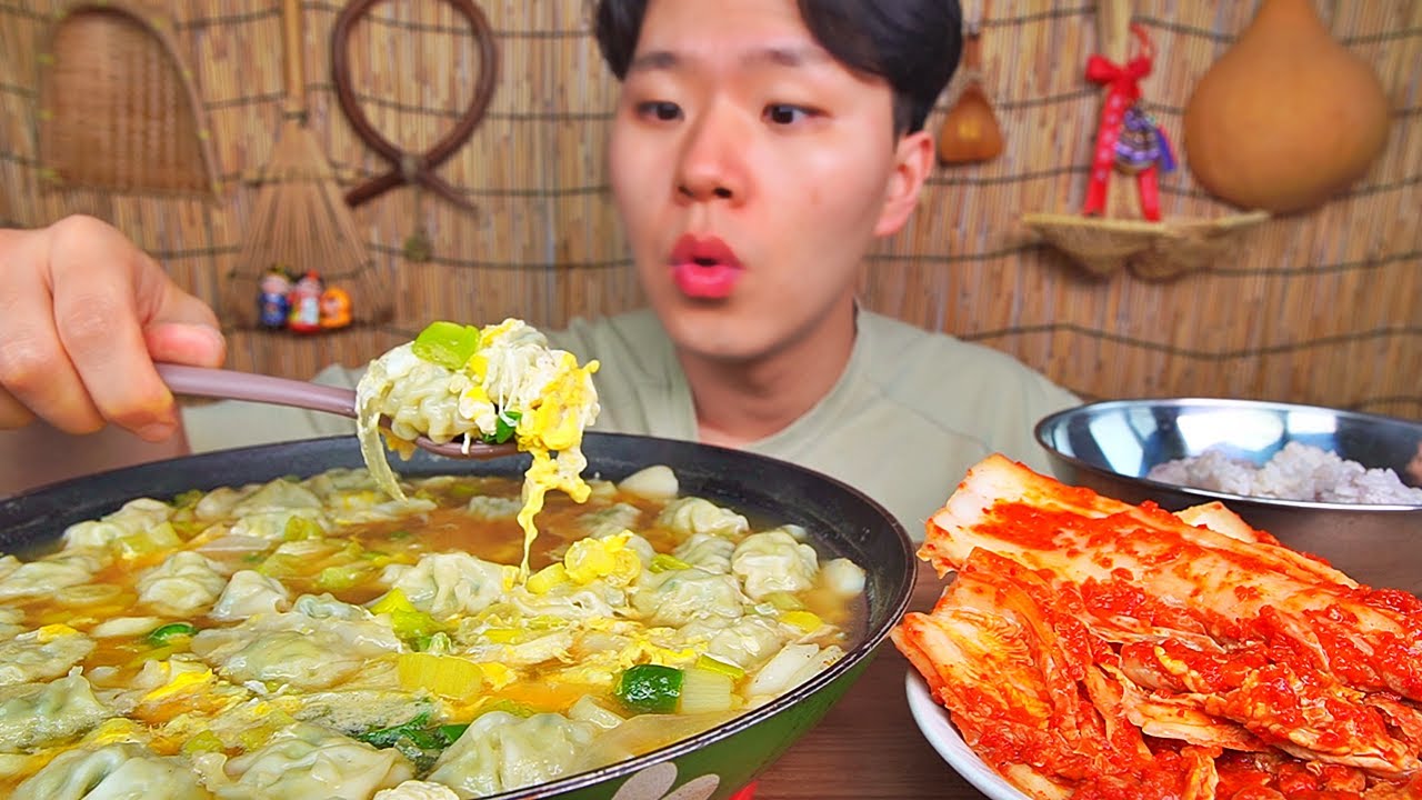 떡물만두국 양 껏. 배추김치와 같이 먹으니 세상 든든합니다. DUMPLING SOUP KIMCHI KOREAN FOOD ASMR MUKBANG.