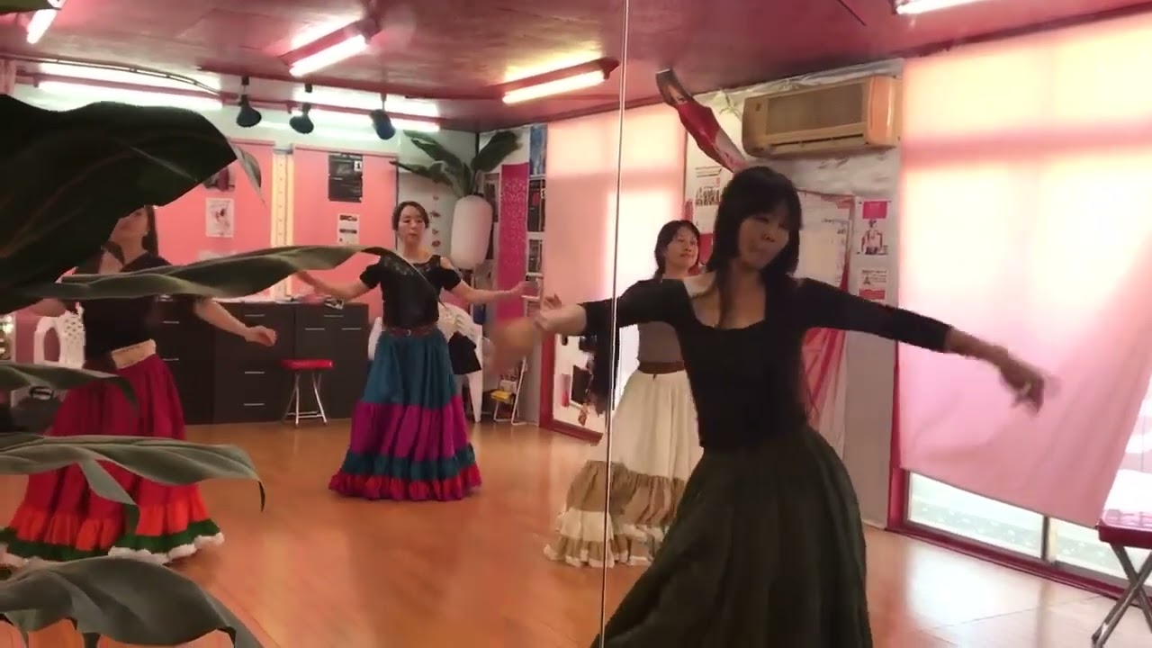 雫が揺れるネオンブルーのイヤリング 社交ダンス ベリーダンス 