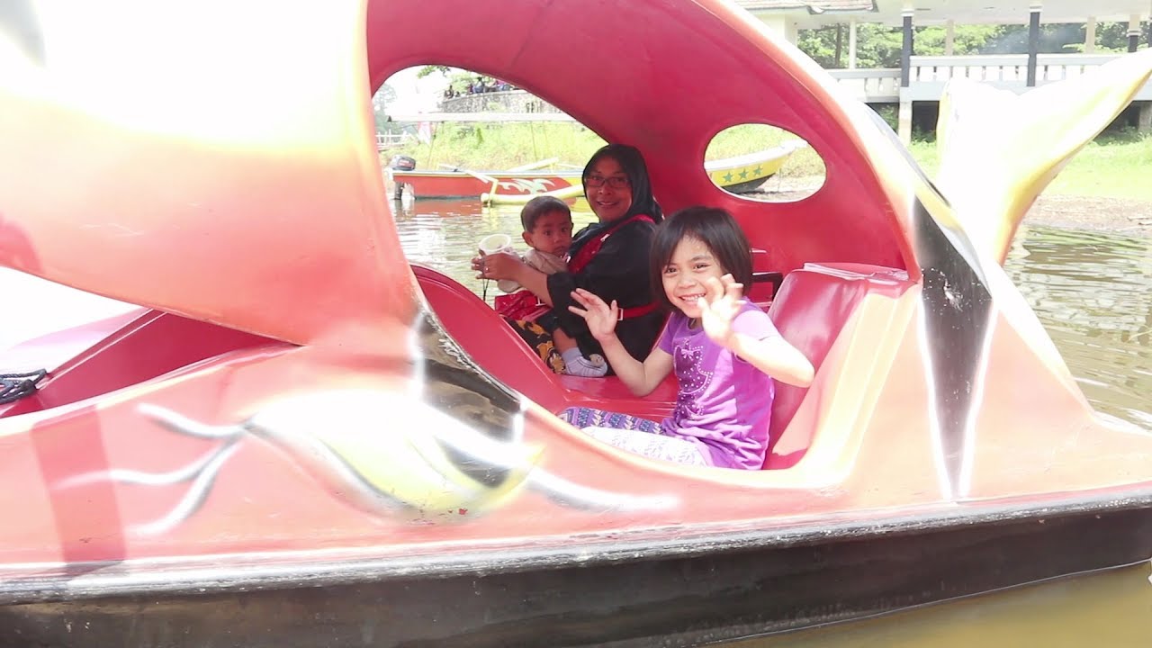 Yaya Masuk Perut Ikan Paus | Keliling Situ Gede dengan Perahu Kayuh Bentuk Ikan Paus