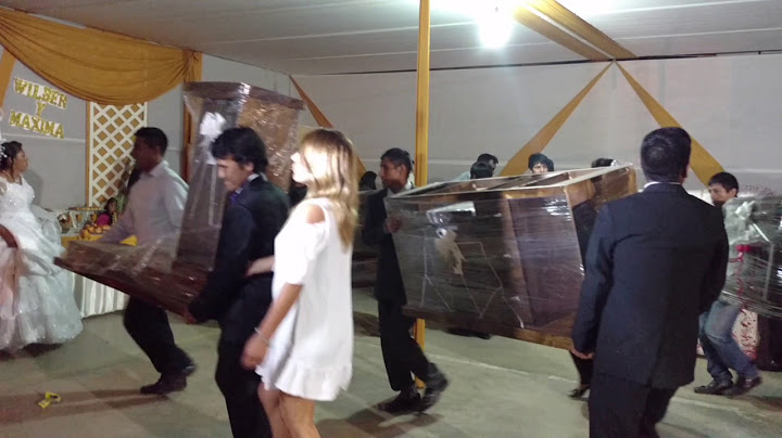 Entrega de regalos a los recién casados 🎁