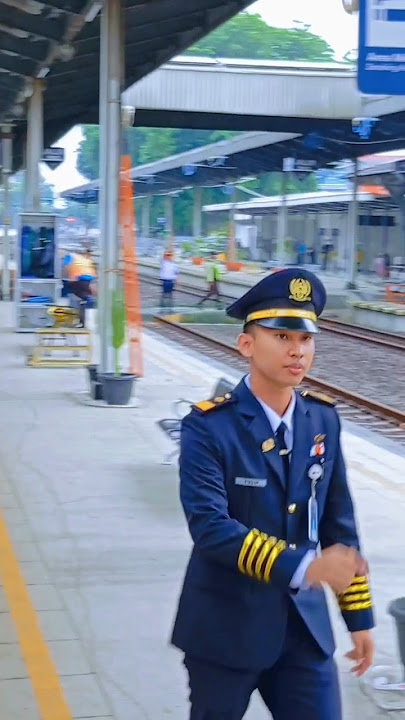 Semboyan 40 - 41 - 35 Kereta Berangkat dari Stasiun Cirebon Prujakan