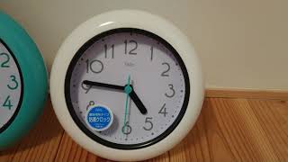 Felio　置・掛両用防滴バスクロック　バブルコートホワイト　置き時計として　動作鑑賞