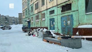 Жители Норильска из-за нехватки контейнеров выбрасывают мусор под окна многоэтажек